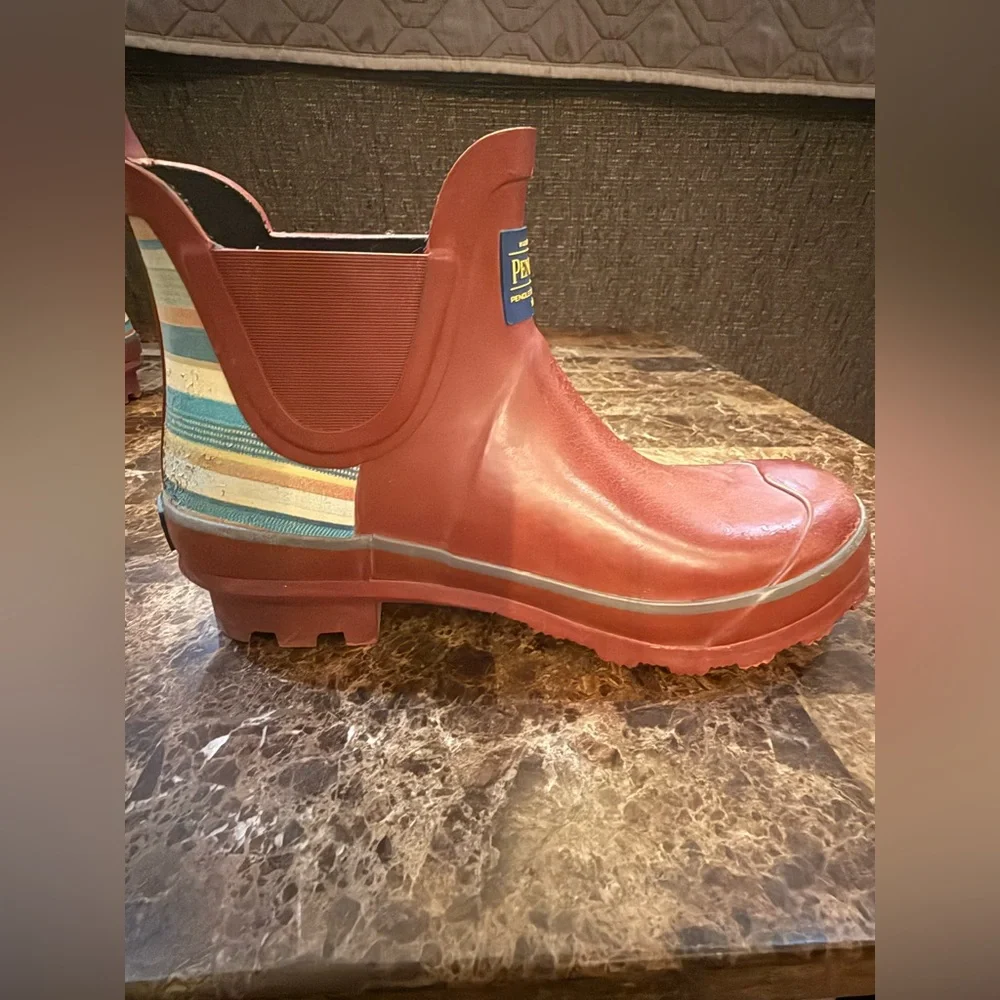 Pendleton. Bridger Stripe Chelsea Rain boot. Maroon. Size 6.